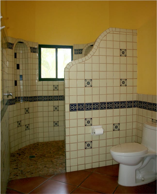 Hacienda Patrizia main suite bathroom
