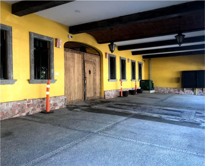 Hacienda Patrizia right parking